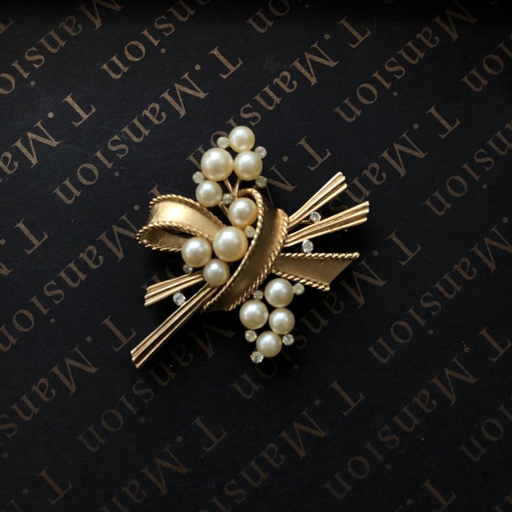 Vintage Signed Crown Trifari faux pearl brooch